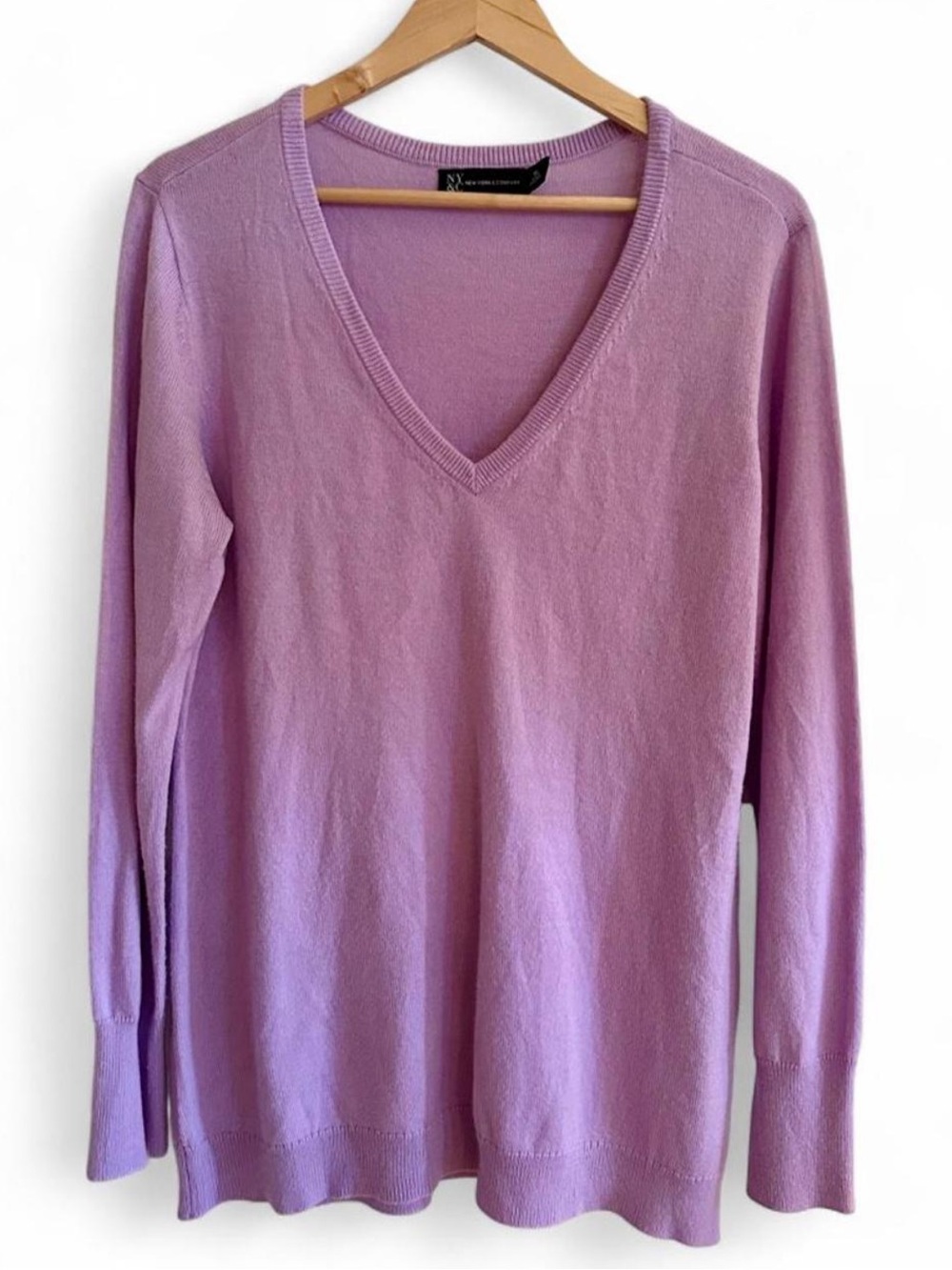 New York & Company Lilac Soft V Neck Sweater XL Lightweight Cashmere Feel - Picture 2 of 8
